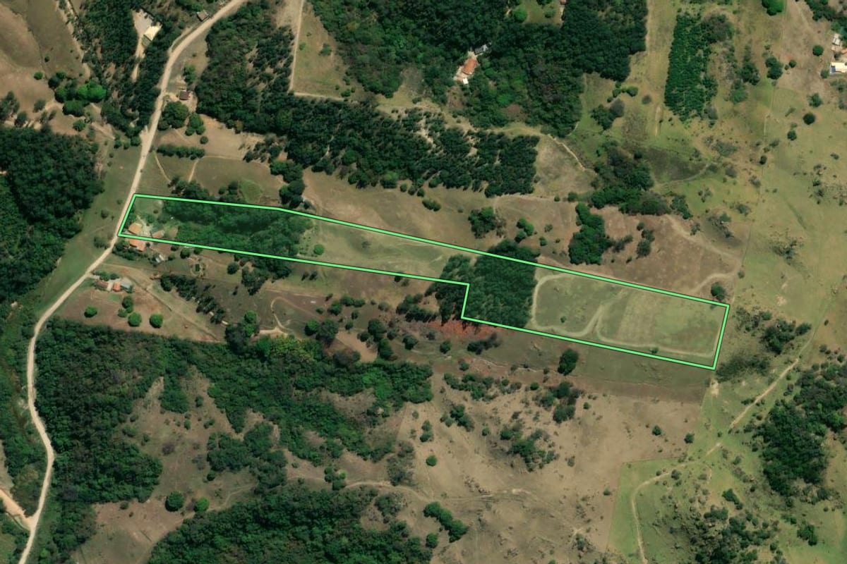 Imagem de satélite do imóvel rural em Sorocaba (SP), com o contorno declarado no CAR desenhado por cima.