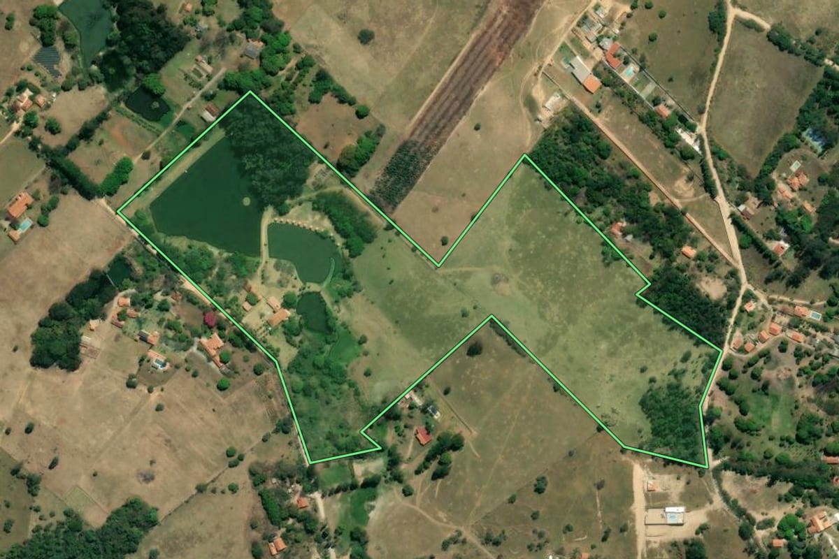 Imagem de satélite do imóvel rural em Sorocaba (SP), com o contorno declarado no CAR desenhado por cima.