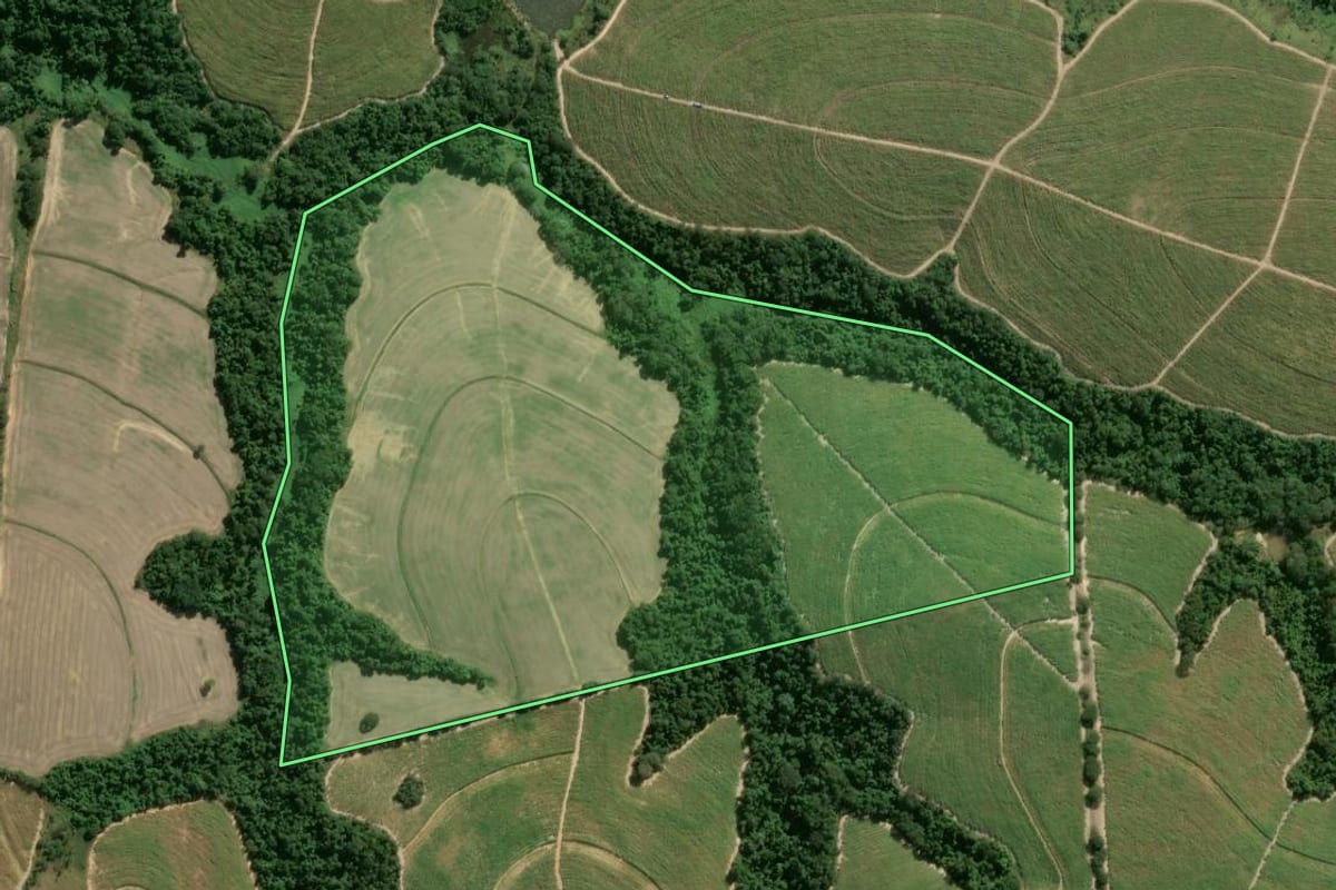 Imagem de satélite do imóvel rural em Sorocaba (SP), com o contorno declarado no CAR desenhado por cima.