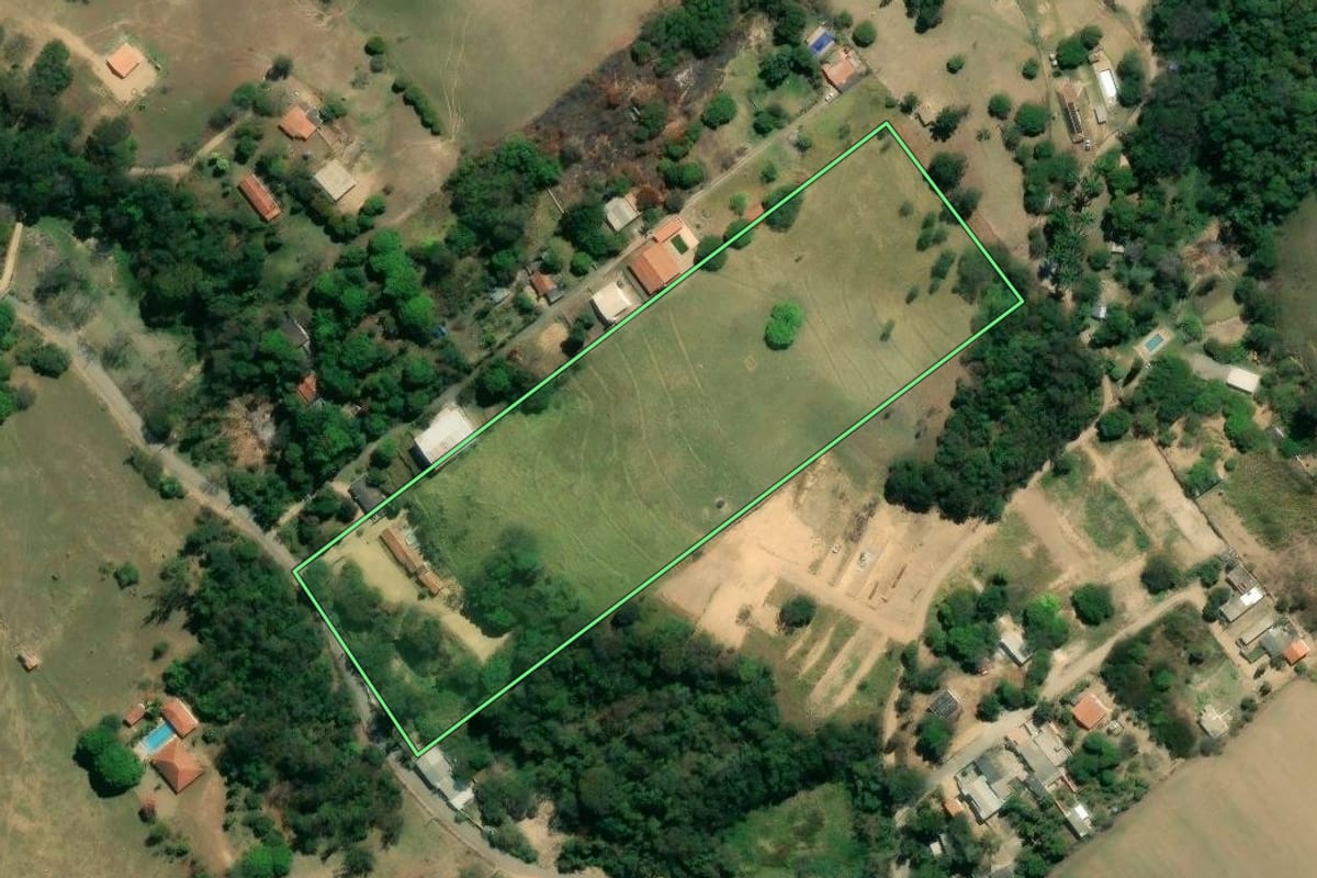 Imagem de satélite do imóvel rural em Sorocaba (SP), com o contorno declarado no CAR desenhado por cima.