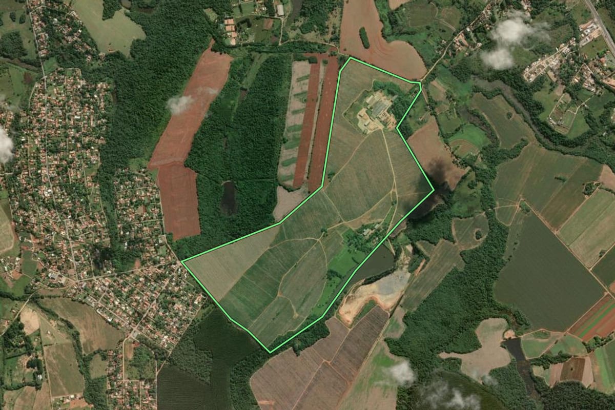 Imagem de satélite do imóvel rural em Sorocaba (SP), com o contorno declarado no CAR desenhado por cima.