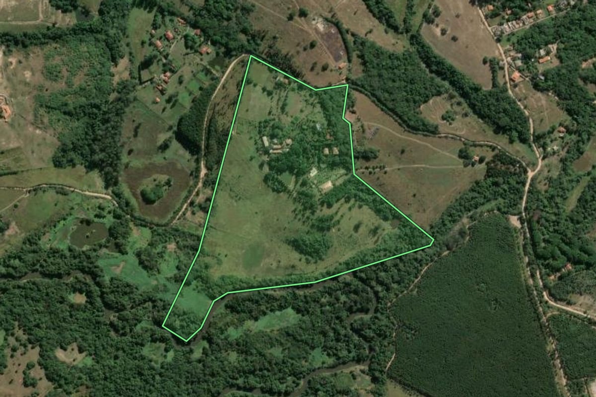 Imagem de satélite do imóvel rural em Sorocaba (SP), com o contorno declarado no CAR desenhado por cima.