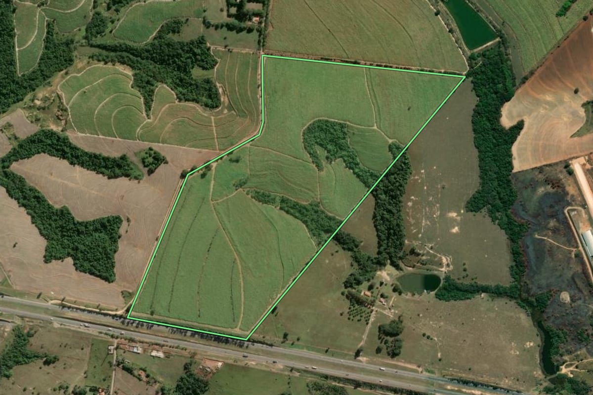 Imagem de satélite do imóvel rural em Sorocaba (SP), com o contorno declarado no CAR desenhado por cima.