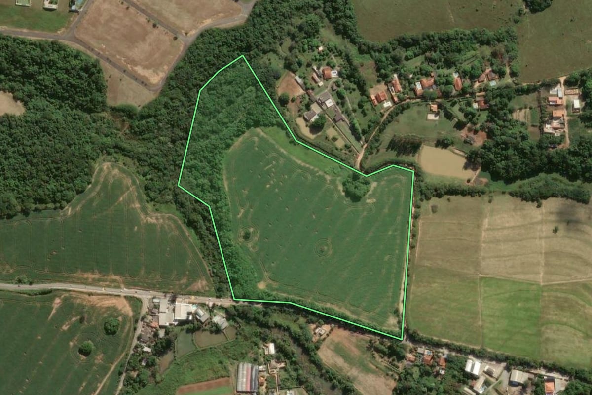 Imagem de satélite do imóvel rural em Sorocaba (SP), com o contorno declarado no CAR desenhado por cima.