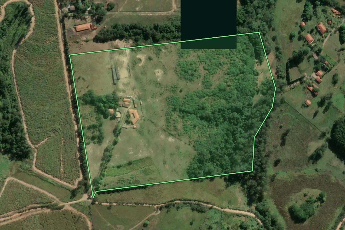 Imagem de satélite do imóvel rural em Sorocaba (SP), com o contorno declarado no CAR desenhado por cima.