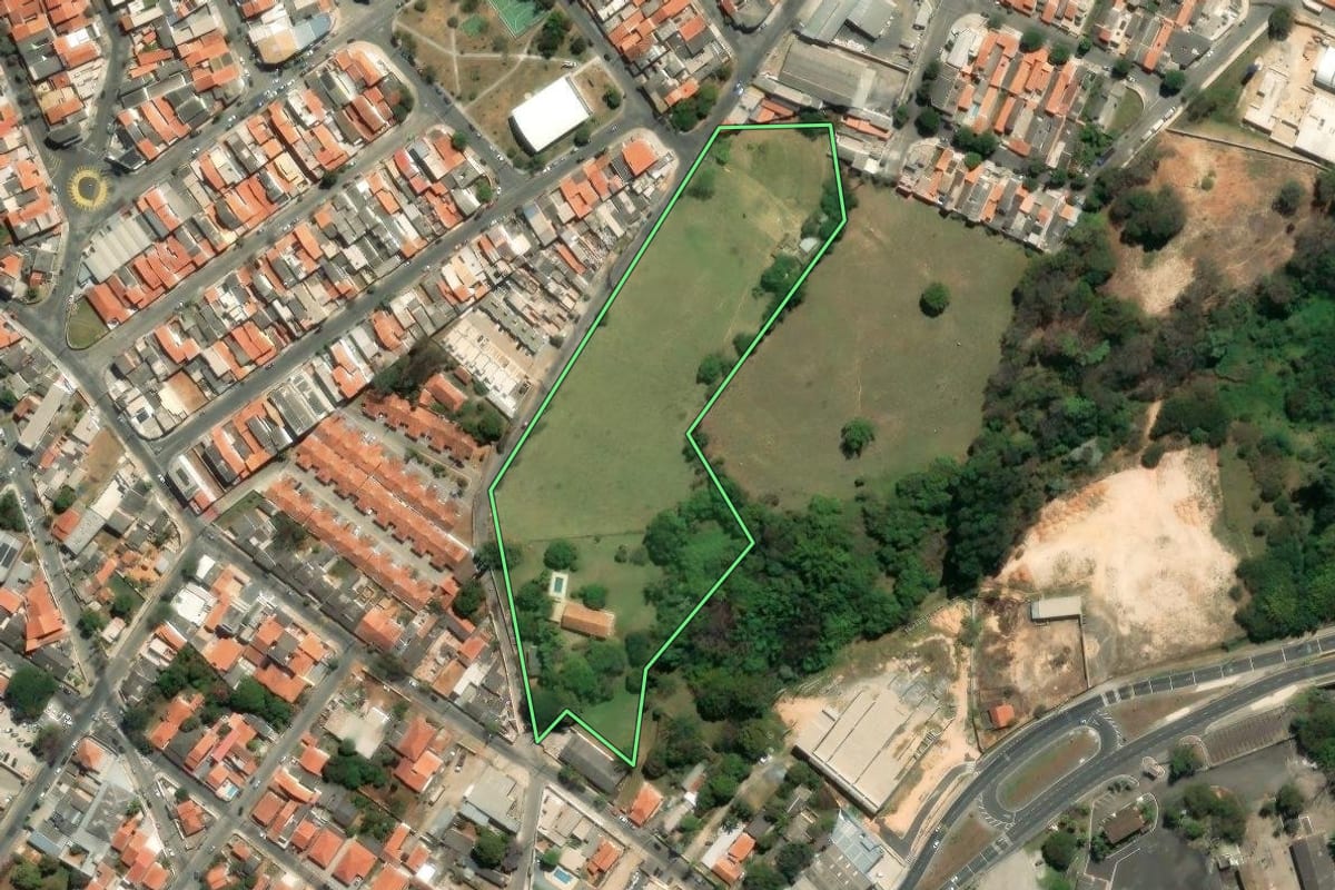 Imagem de satélite do imóvel rural em Sorocaba (SP), com o contorno declarado no CAR desenhado por cima.