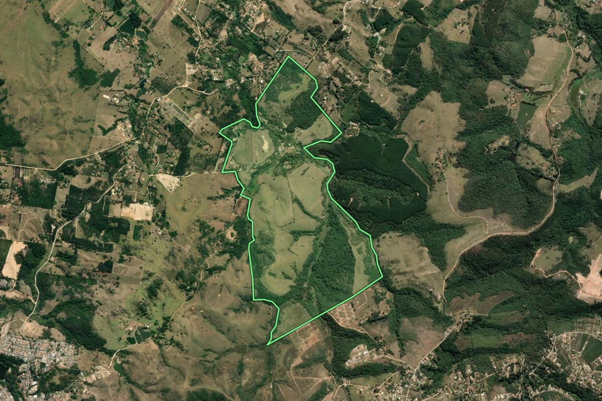 Imagem de satélite do imóvel rural em Sorocaba (SP), com o contorno declarado no CAR desenhado por cima.