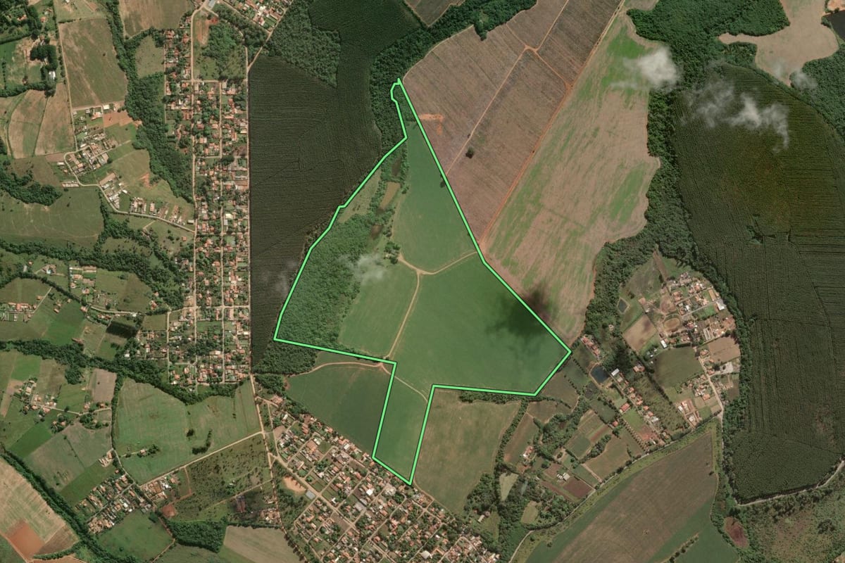 Imagem de satélite do imóvel rural em Sorocaba (SP), com o contorno declarado no CAR desenhado por cima.