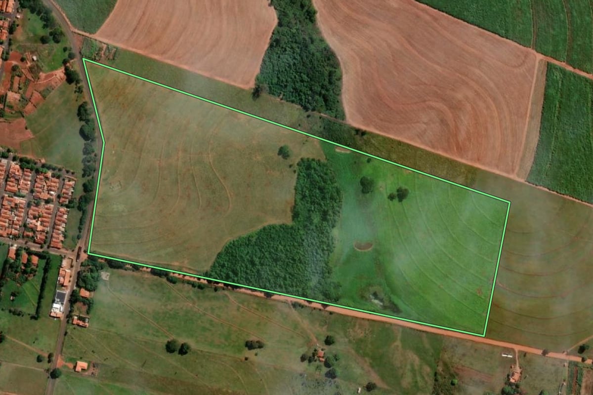 Imagem de satélite do imóvel rural em Sud Mennucci (SP), com o contorno declarado no CAR desenhado por cima.