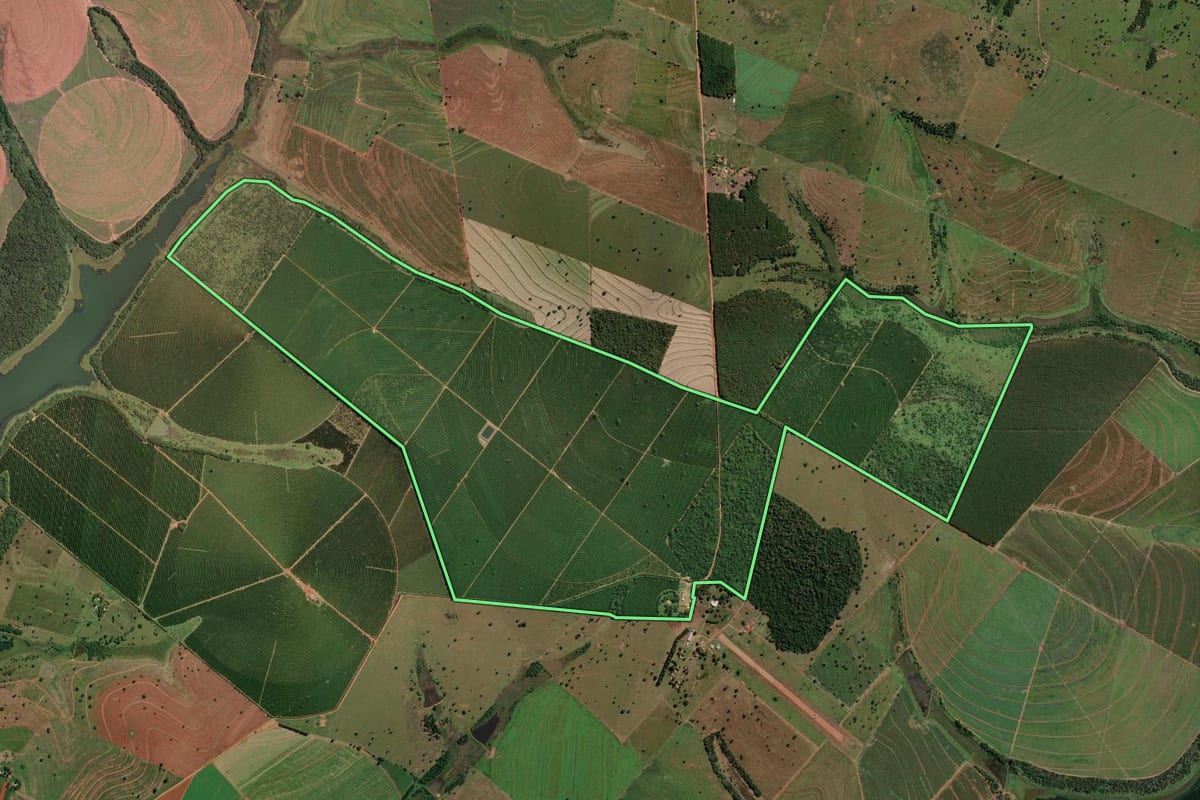 Imagem de satélite do imóvel rural em Sud Mennucci (SP), com o contorno declarado no CAR desenhado por cima.