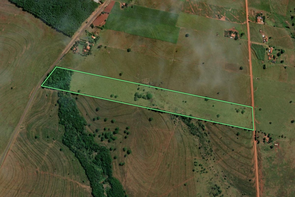 Imagem de satélite do imóvel rural em Sud Mennucci (SP), com o contorno declarado no CAR desenhado por cima.