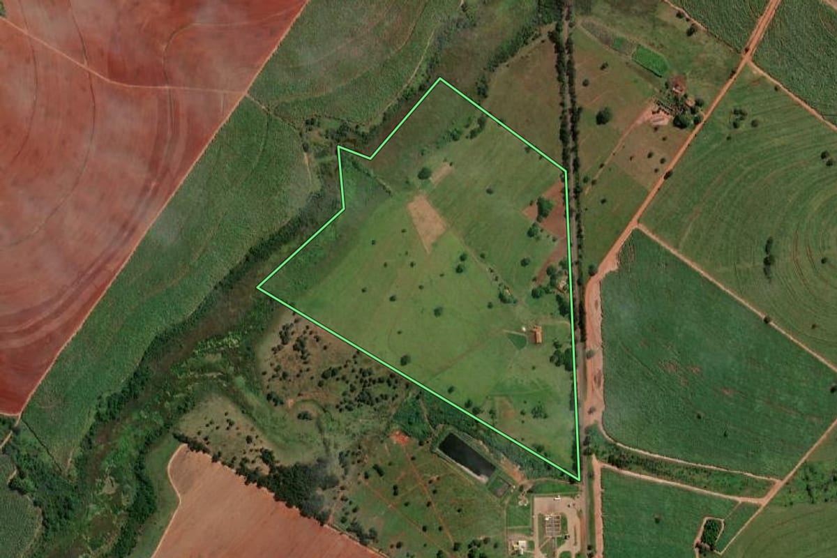 Imagem de satélite do imóvel rural em Sud Mennucci (SP), com o contorno declarado no CAR desenhado por cima.