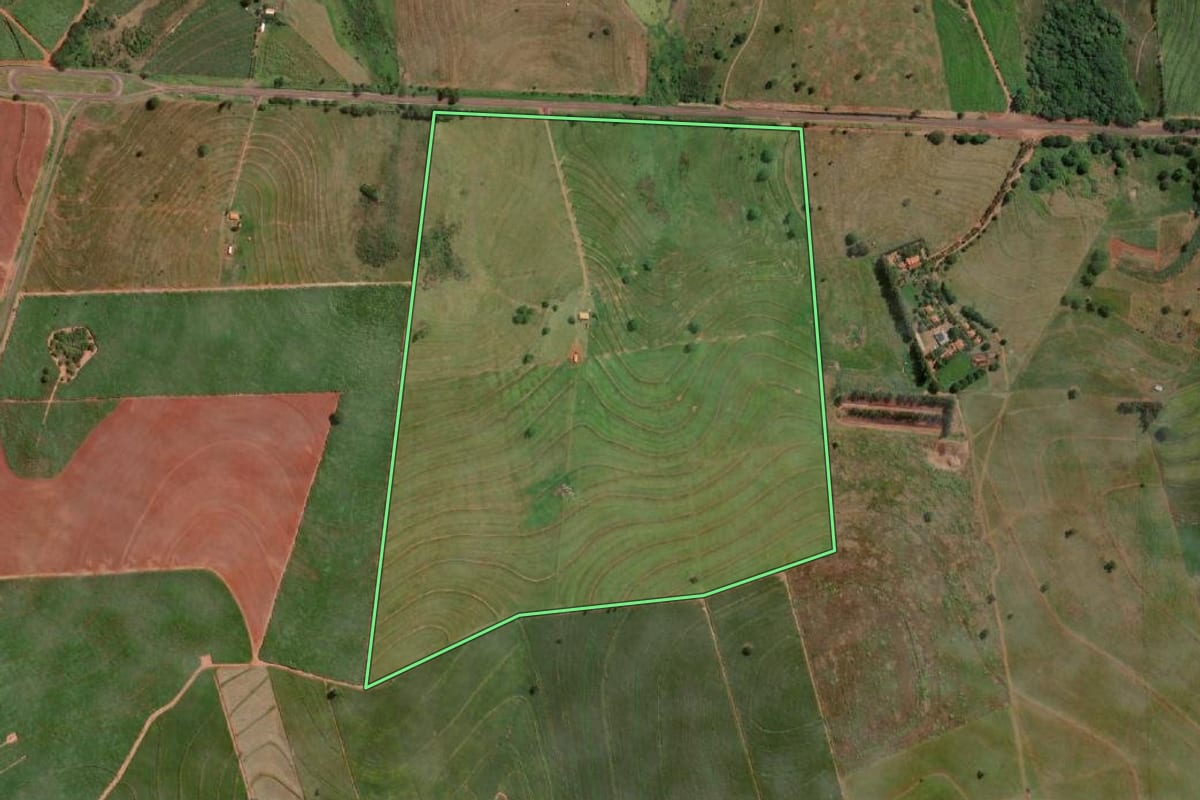 Imagem de satélite do imóvel rural em Sud Mennucci (SP), com o contorno declarado no CAR desenhado por cima.