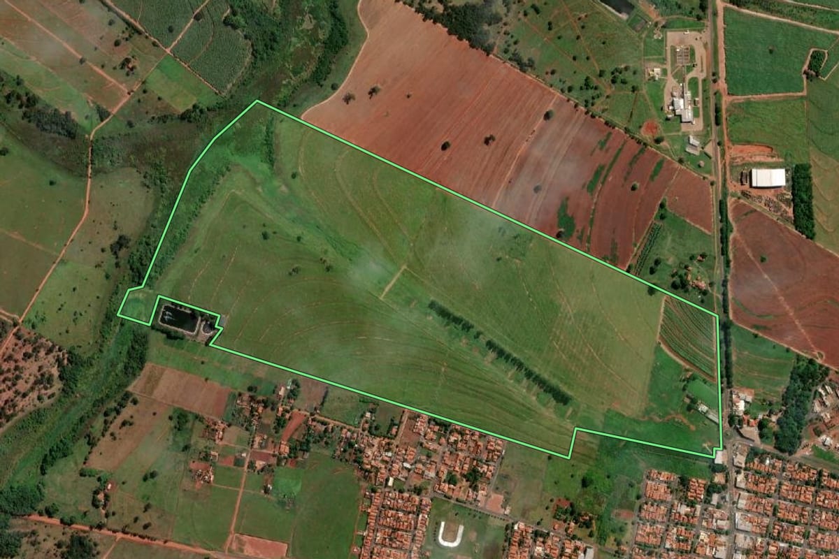 Imagem de satélite do imóvel rural em Sud Mennucci (SP), com o contorno declarado no CAR desenhado por cima.