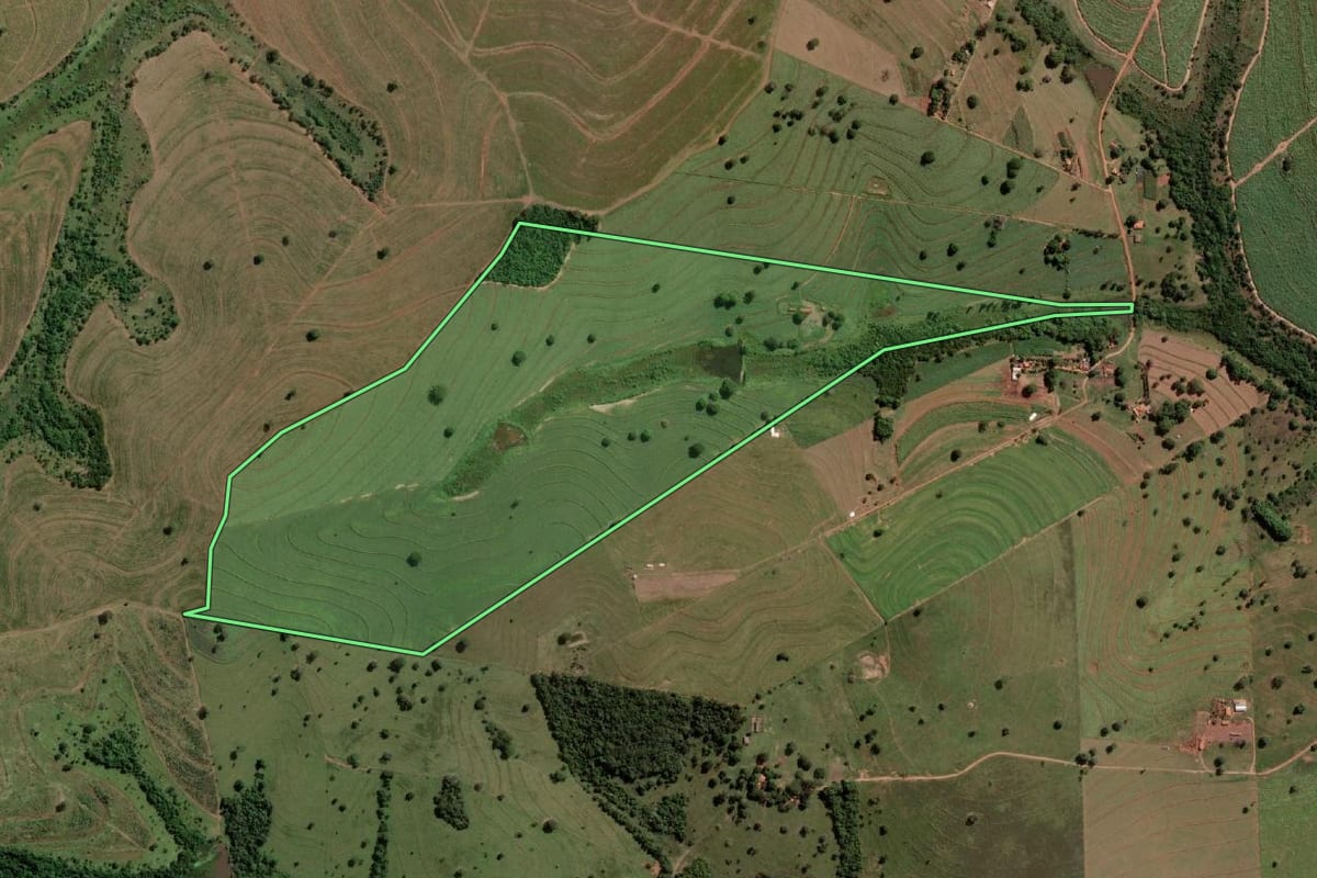 Imagem de satélite do imóvel rural em Sud Mennucci (SP), com o contorno declarado no CAR desenhado por cima.
