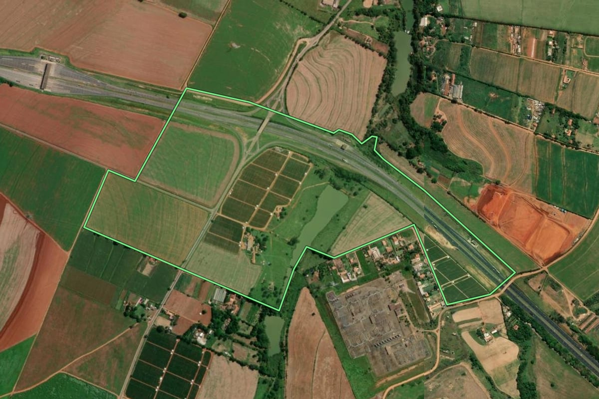 Imagem de satélite do imóvel rural em Sumaré (SP), com o contorno declarado no CAR desenhado por cima.