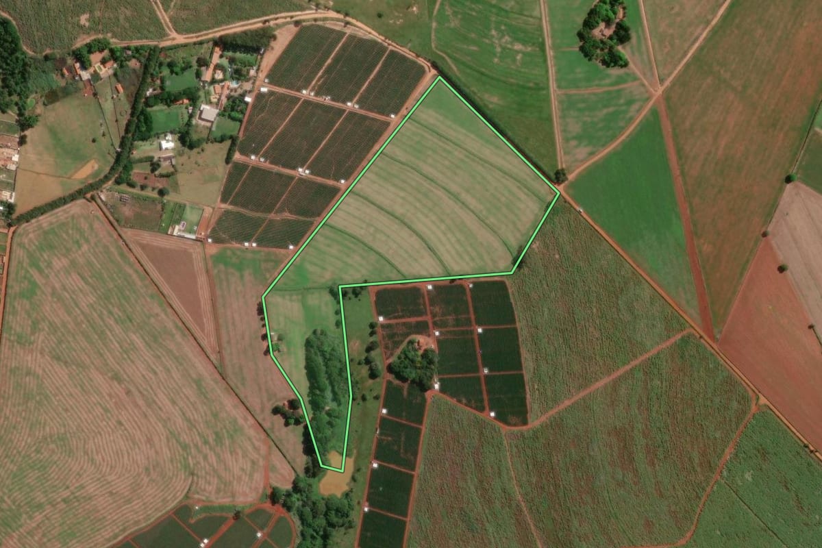 Imagem de satélite do imóvel rural em Sumaré (SP), com o contorno declarado no CAR desenhado por cima.