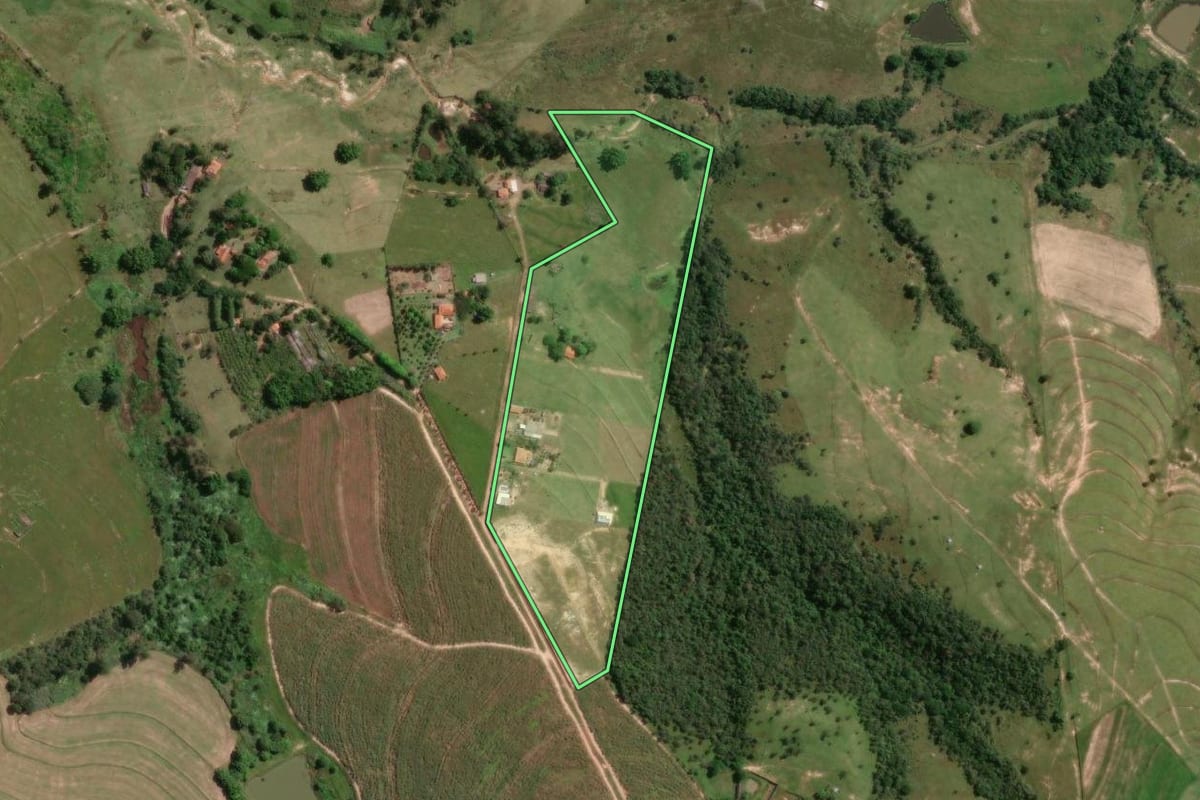 Imagem de satélite do imóvel rural em Sumaré (SP), com o contorno declarado no CAR desenhado por cima.
