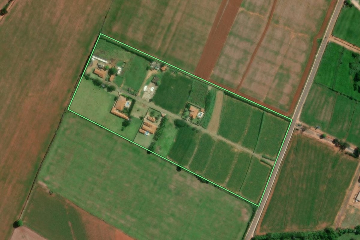 Imagem de satélite do imóvel rural em Sumaré (SP), com o contorno declarado no CAR desenhado por cima.