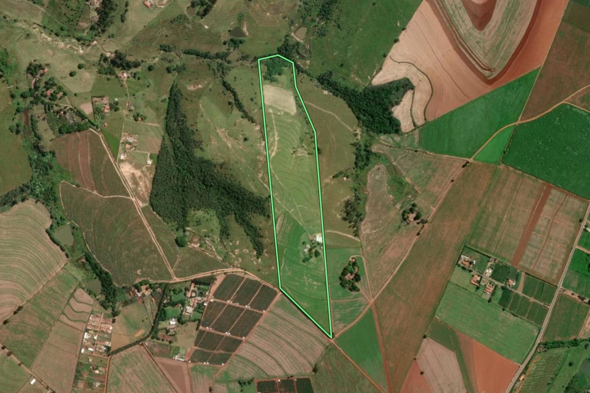 Imagem de satélite do imóvel rural em Sumaré (SP), com o contorno declarado no CAR desenhado por cima.