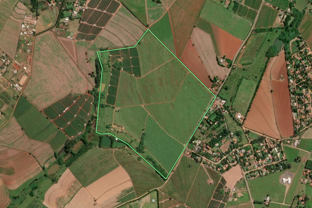 Imagem de satélite do imóvel rural em Sumaré (SP), com o contorno declarado no CAR desenhado por cima.