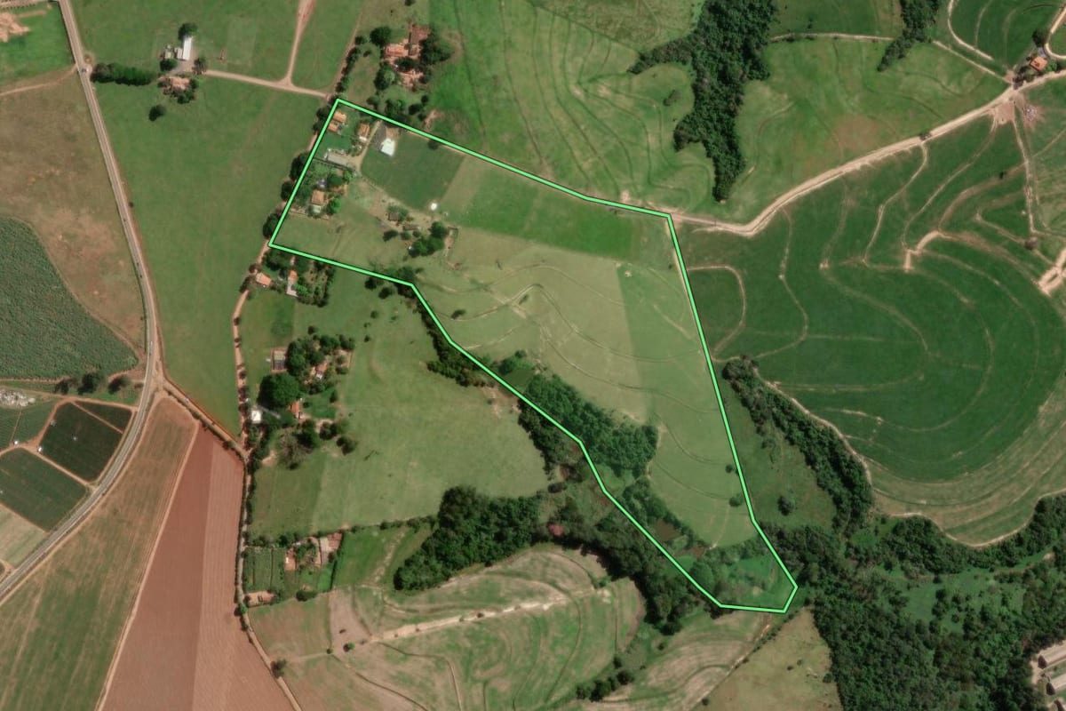 Imagem de satélite do imóvel rural em Sumaré (SP), com o contorno declarado no CAR desenhado por cima.