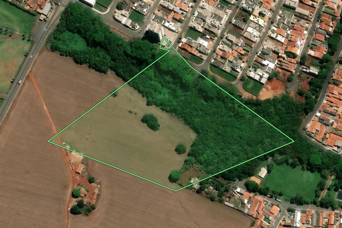 Imagem de satélite do imóvel rural em Sumaré (SP), com o contorno declarado no CAR desenhado por cima.