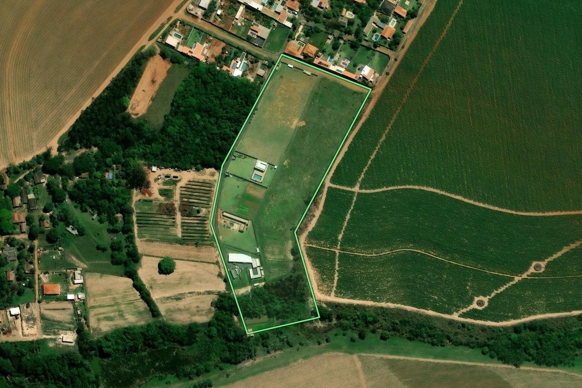 Imagem de satélite do imóvel rural em Sumaré (SP), com o contorno declarado no CAR desenhado por cima.