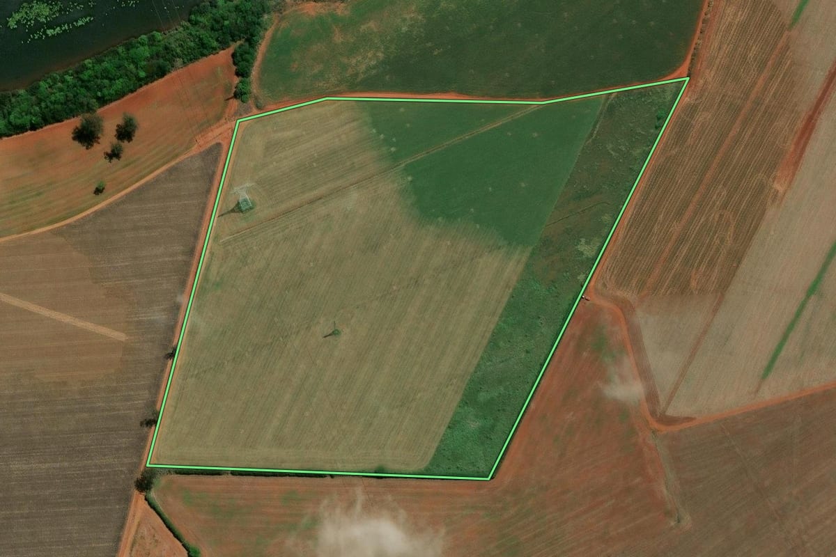 Imagem de satélite do imóvel rural em Sumaré (SP), com o contorno declarado no CAR desenhado por cima.