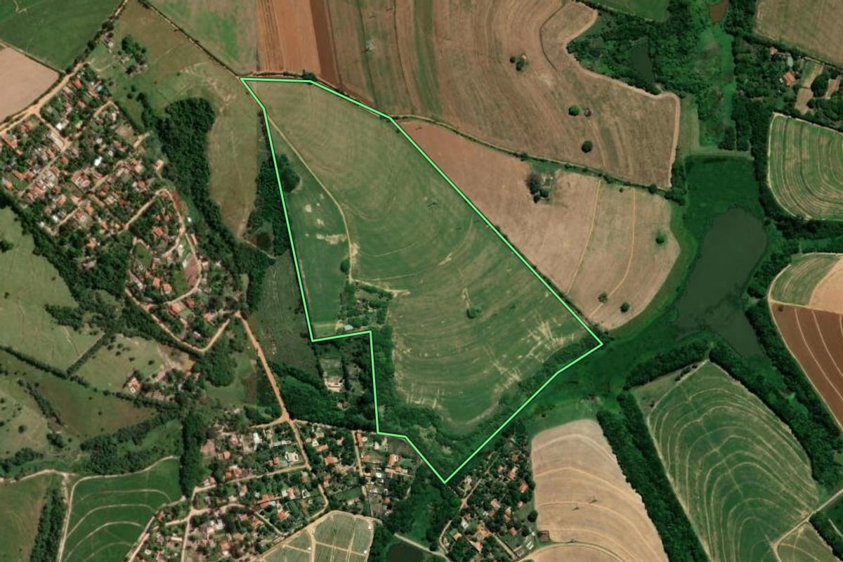 Imagem de satélite do imóvel rural em Sumaré (SP), com o contorno declarado no CAR desenhado por cima.