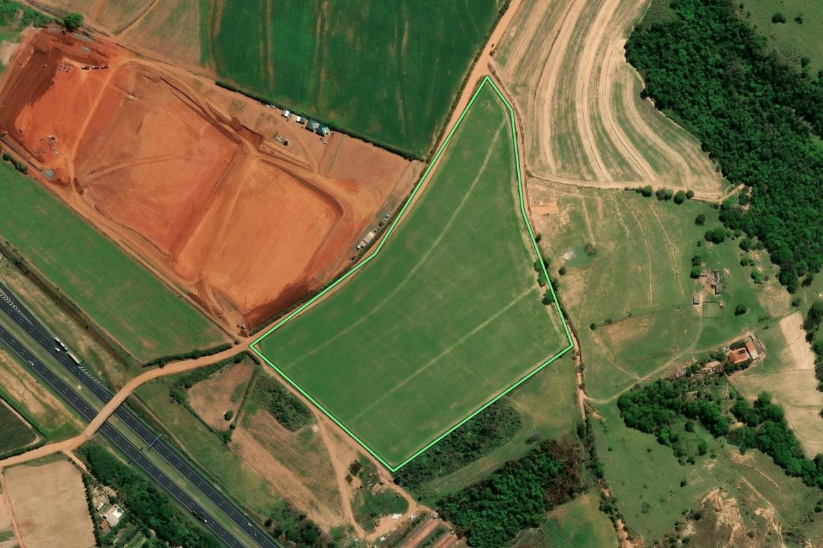 Imagem de satélite do imóvel rural em Sumaré (SP), com o contorno declarado no CAR desenhado por cima.