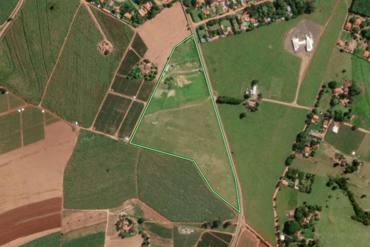 Imagem de satélite do imóvel rural em Sumaré (SP), com o contorno declarado no CAR desenhado por cima.