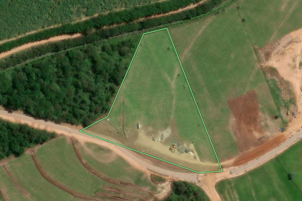 Imagem de satélite do imóvel rural em Sumaré (SP), com o contorno declarado no CAR desenhado por cima.