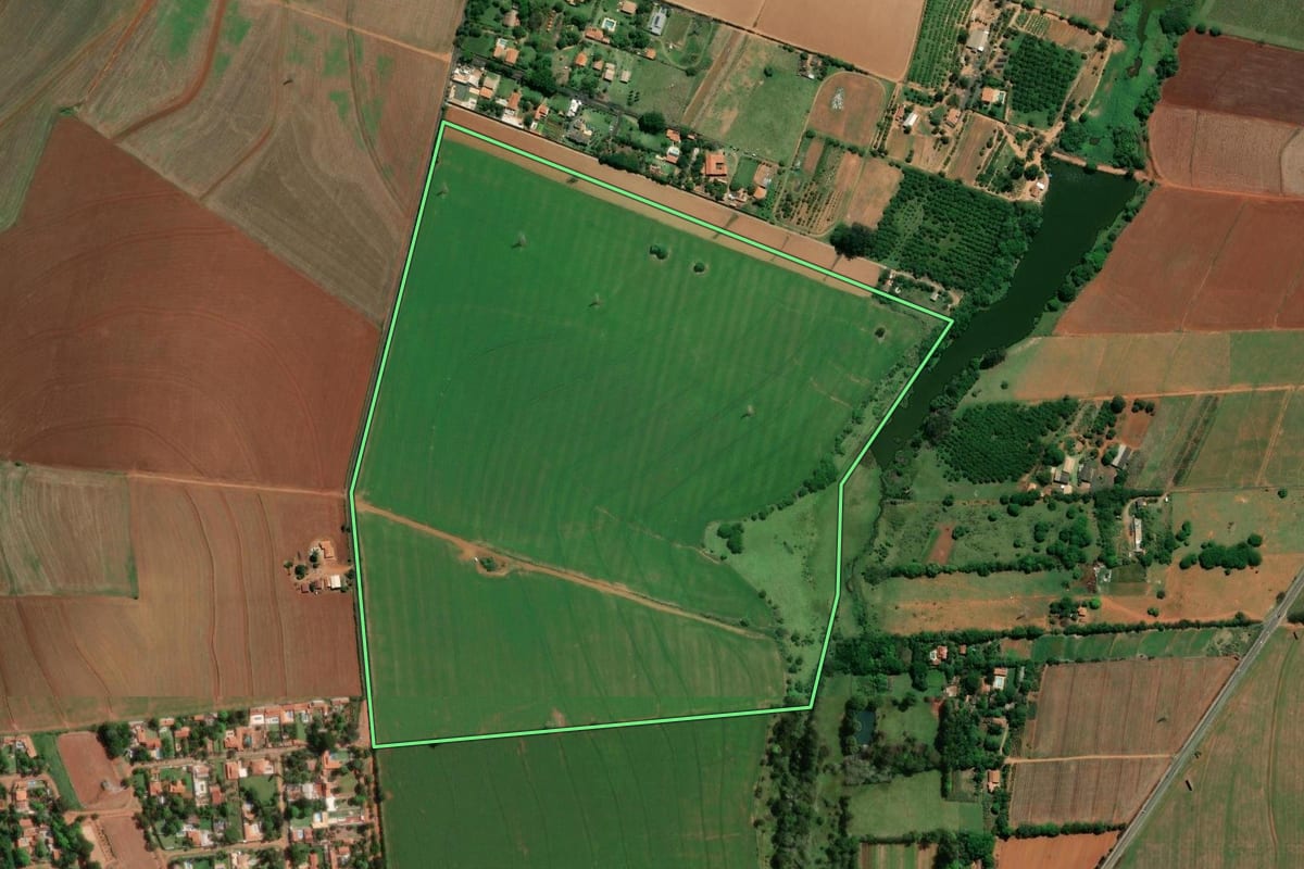 Imagem de satélite do imóvel rural em Sumaré (SP), com o contorno declarado no CAR desenhado por cima.