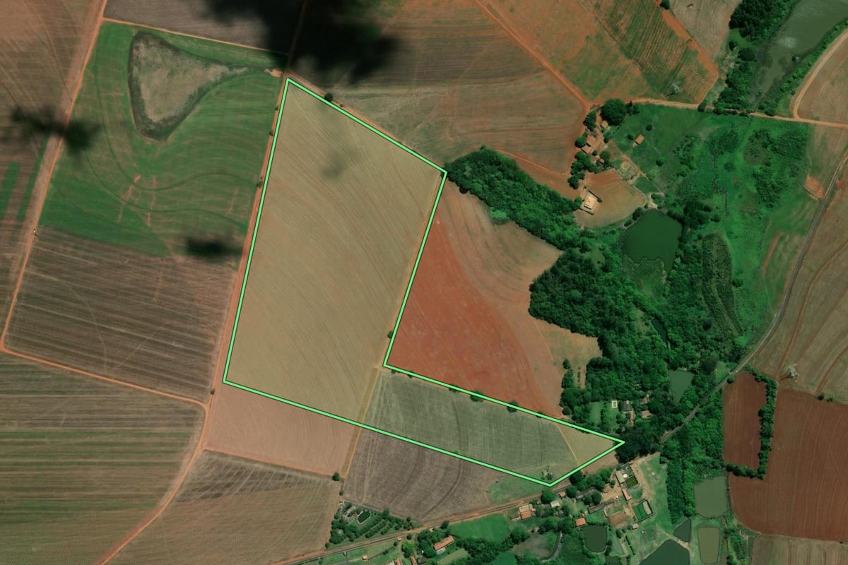 Imagem de satélite do imóvel rural em Sumaré (SP), com o contorno declarado no CAR desenhado por cima.