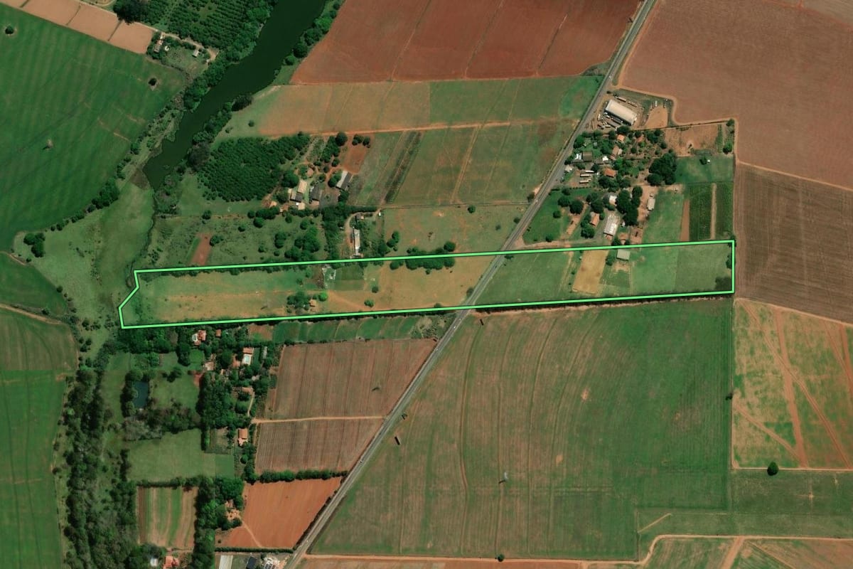 Imagem de satélite do imóvel rural em Sumaré (SP), com o contorno declarado no CAR desenhado por cima.