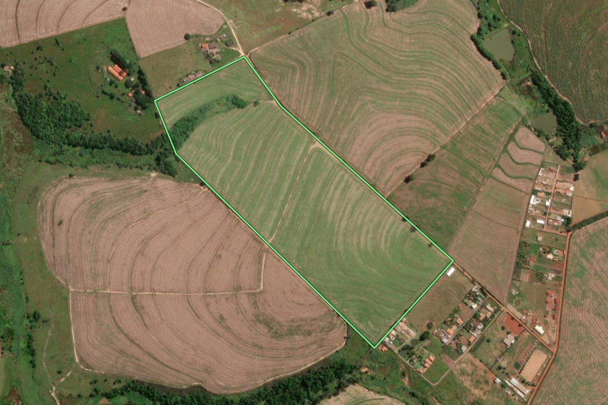 Imagem de satélite do imóvel rural em Sumaré (SP), com o contorno declarado no CAR desenhado por cima.