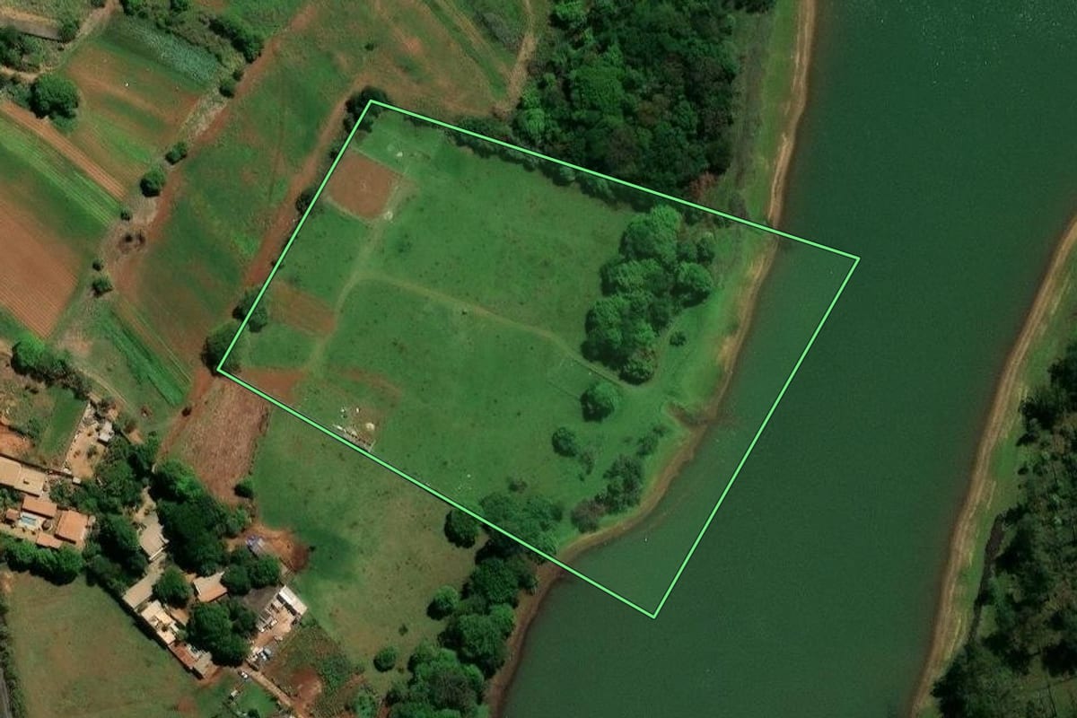 Imagem de satélite do imóvel rural em Sumaré (SP), com o contorno declarado no CAR desenhado por cima.