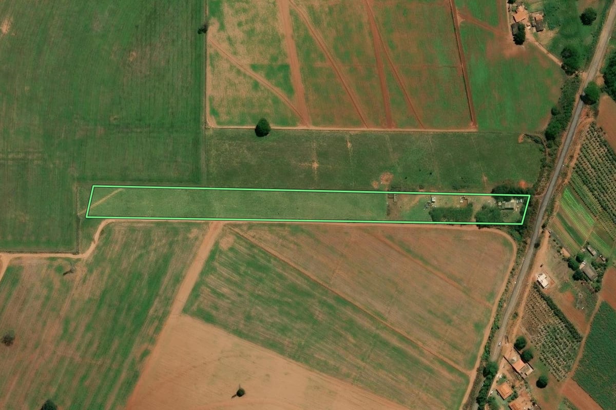 Imagem de satélite do imóvel rural em Sumaré (SP), com o contorno declarado no CAR desenhado por cima.