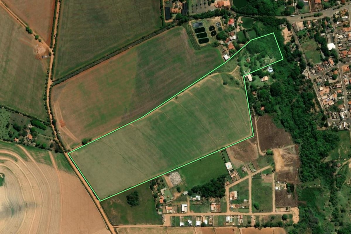 Imagem de satélite do imóvel rural em Sumaré (SP), com o contorno declarado no CAR desenhado por cima.