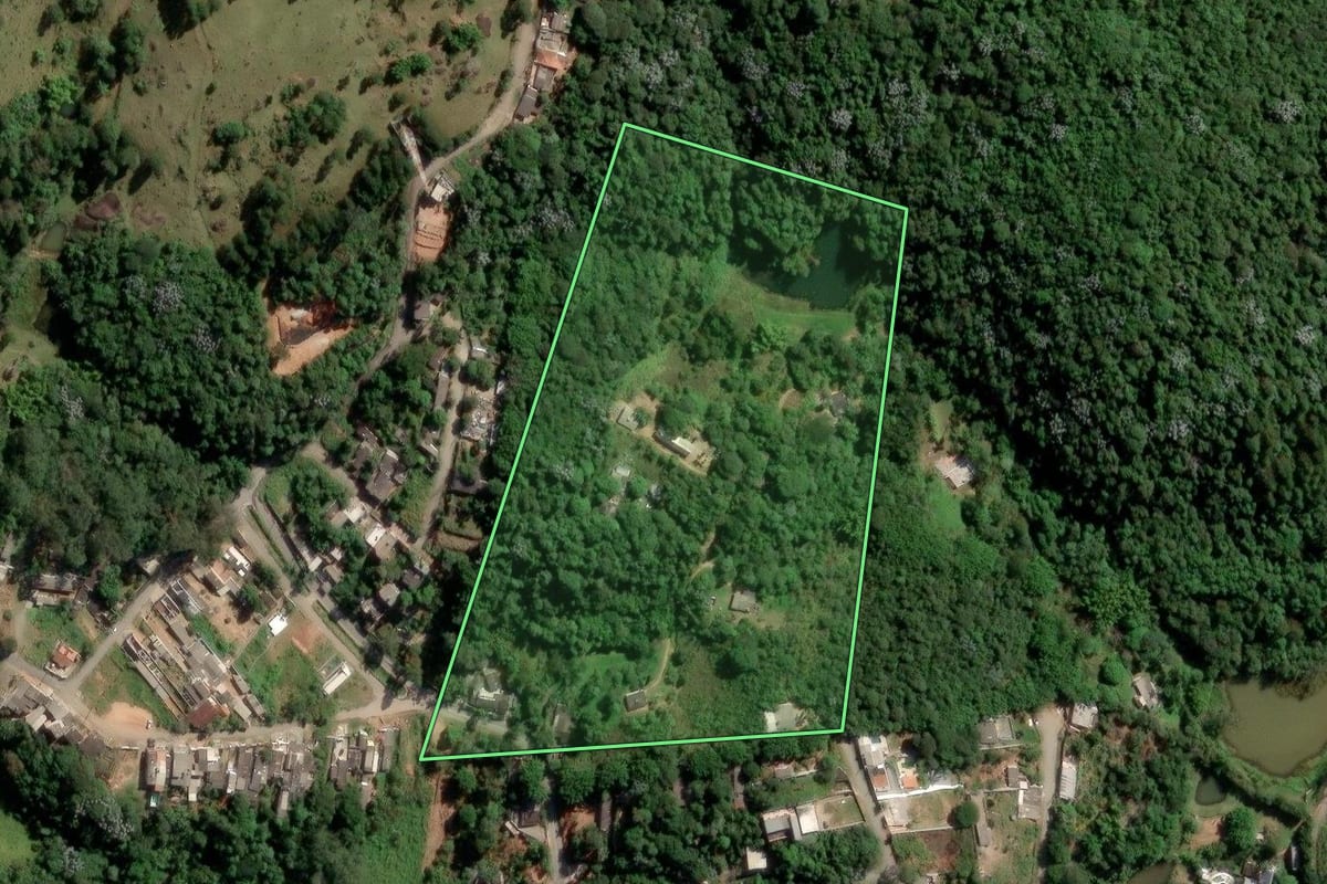 Imagem de satélite do imóvel rural em Suzano (SP), com o contorno declarado no CAR desenhado por cima.