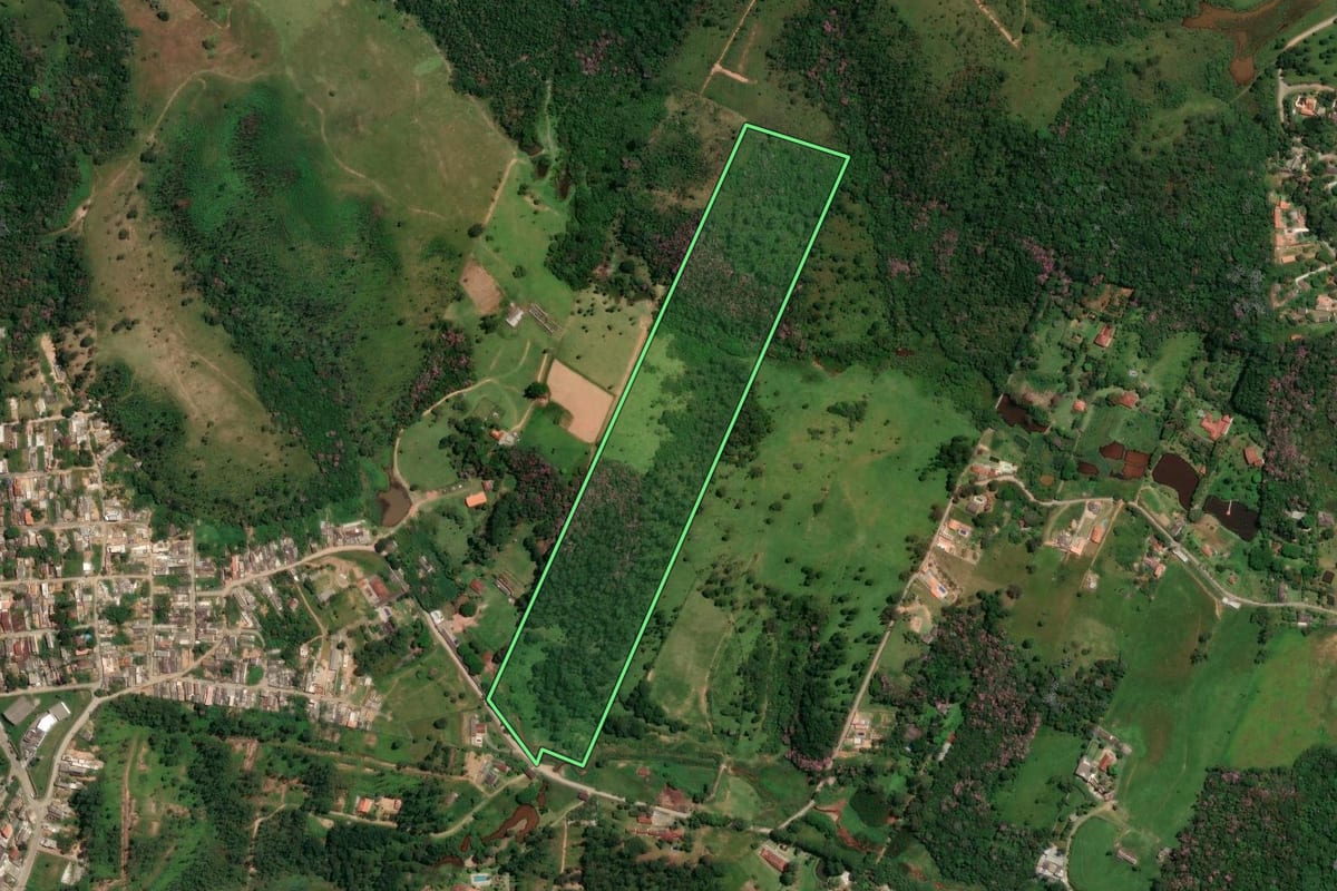 Imagem de satélite do imóvel rural em Suzano (SP), com o contorno declarado no CAR desenhado por cima.