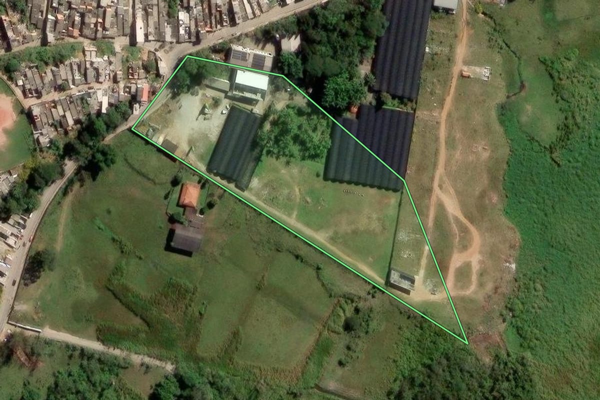 Imagem de satélite do imóvel rural em Suzano (SP), com o contorno declarado no CAR desenhado por cima.