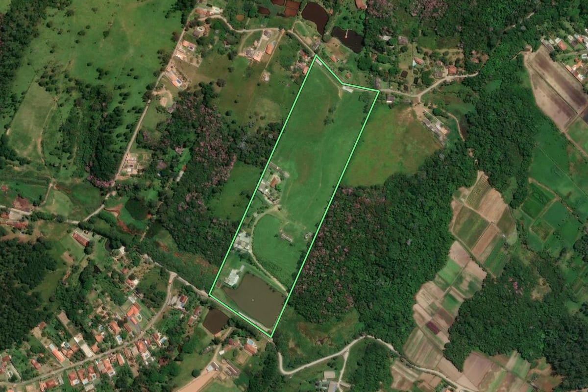 Imagem de satélite do imóvel rural em Suzano (SP), com o contorno declarado no CAR desenhado por cima.