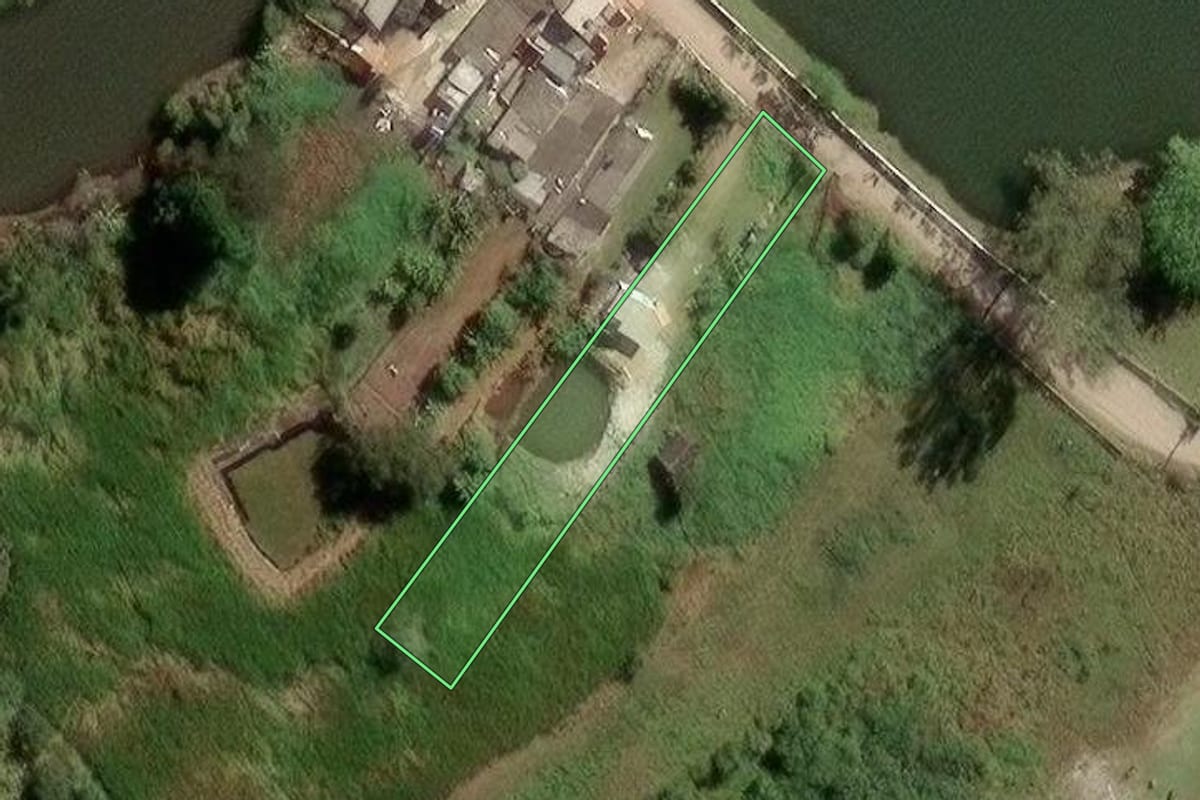 Imagem de satélite do imóvel rural em Suzano (SP), com o contorno declarado no CAR desenhado por cima.