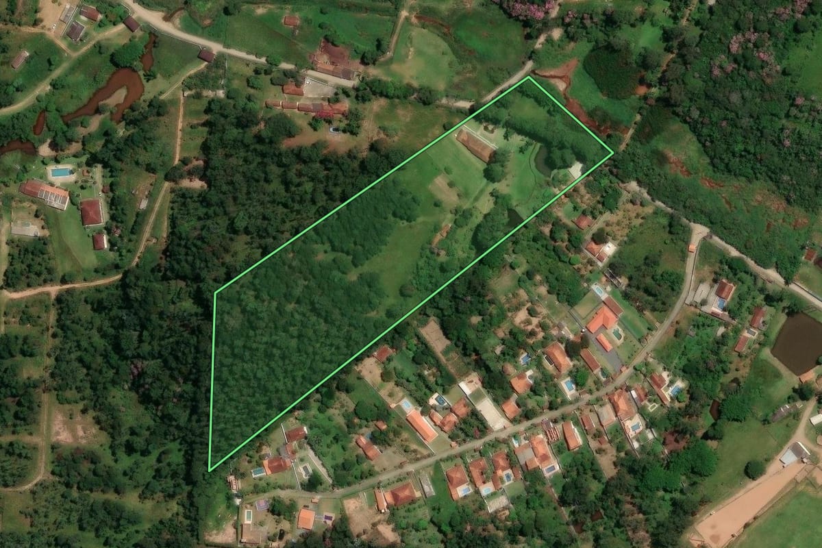Imagem de satélite do imóvel rural em Suzano (SP), com o contorno declarado no CAR desenhado por cima.