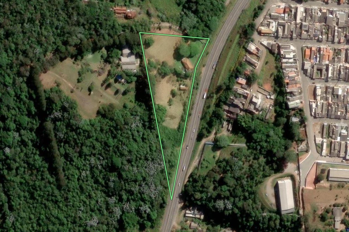 Imagem de satélite do imóvel rural em Suzano (SP), com o contorno declarado no CAR desenhado por cima.