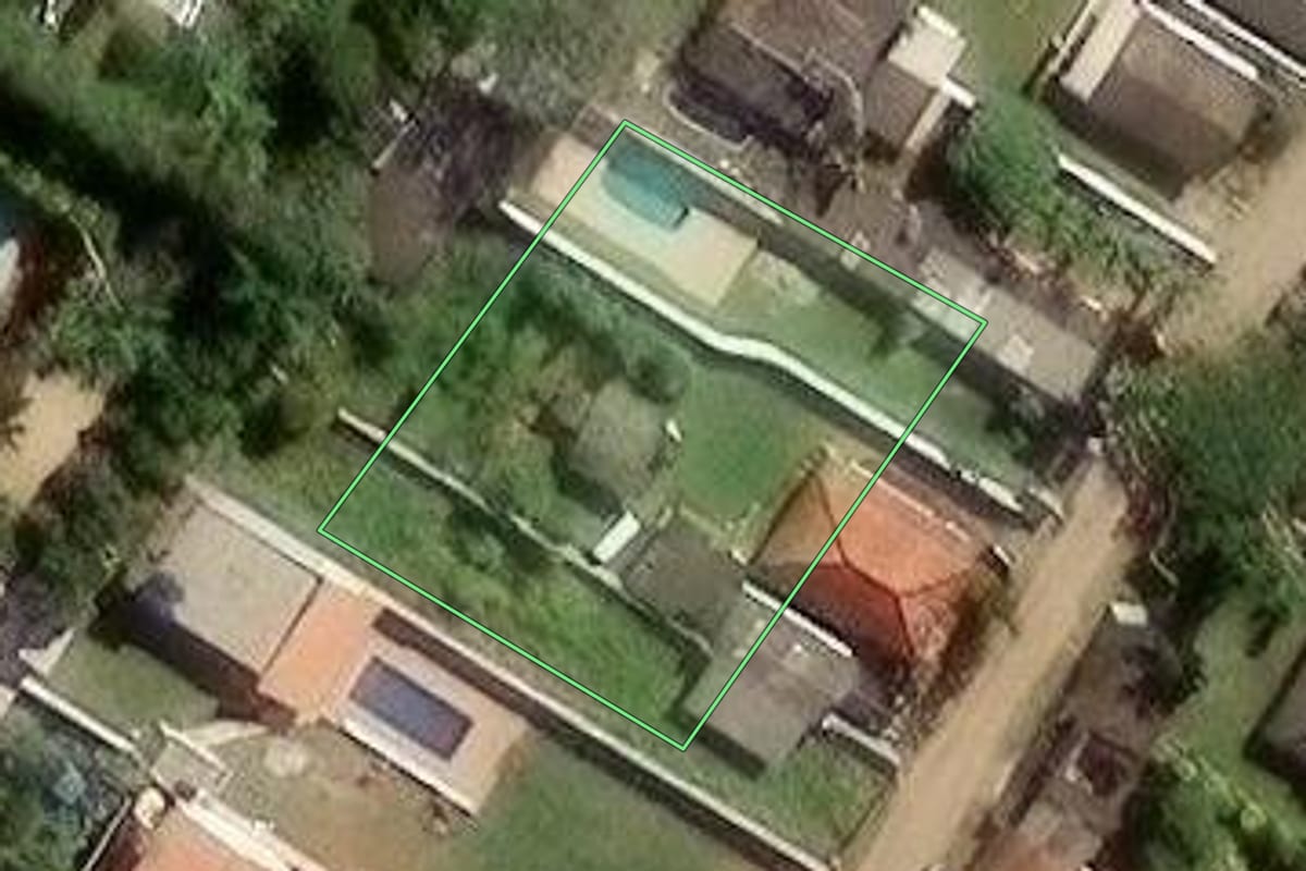 Imagem de satélite do imóvel rural em Suzano (SP), com o contorno declarado no CAR desenhado por cima.