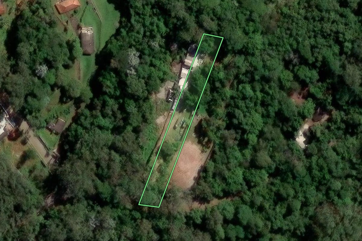 Imagem de satélite do imóvel rural em Suzano (SP), com o contorno declarado no CAR desenhado por cima.