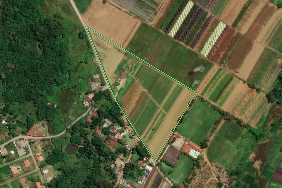 Imagem de satélite do imóvel rural em Suzano (SP), com o contorno declarado no CAR desenhado por cima.
